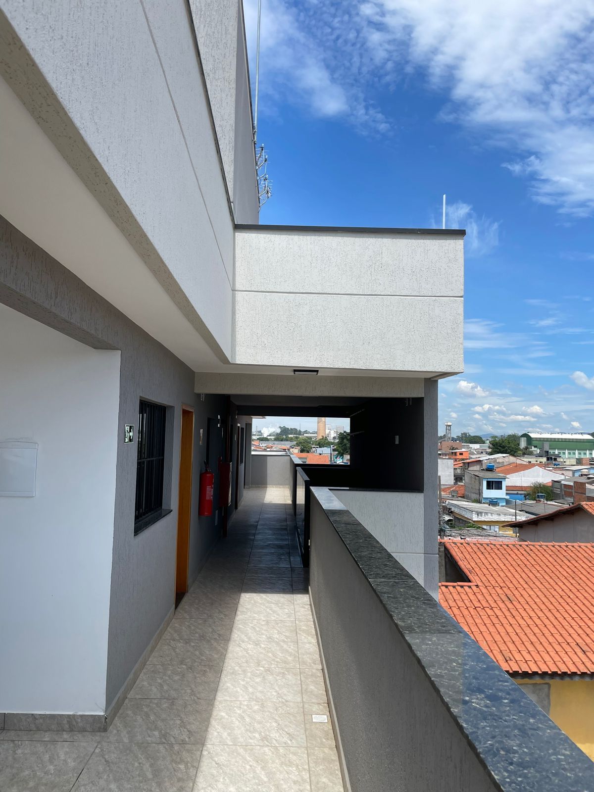 Passarela externa com vista