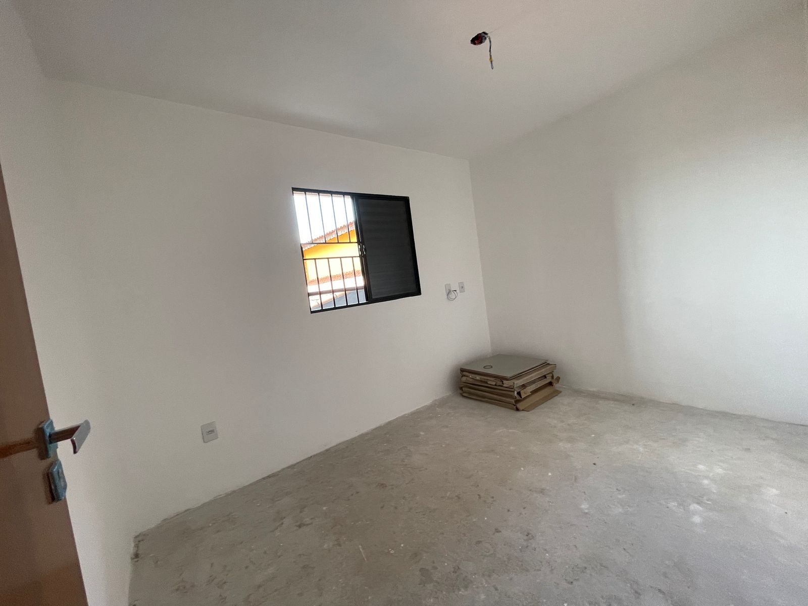 Dormitório com janela e ventilação