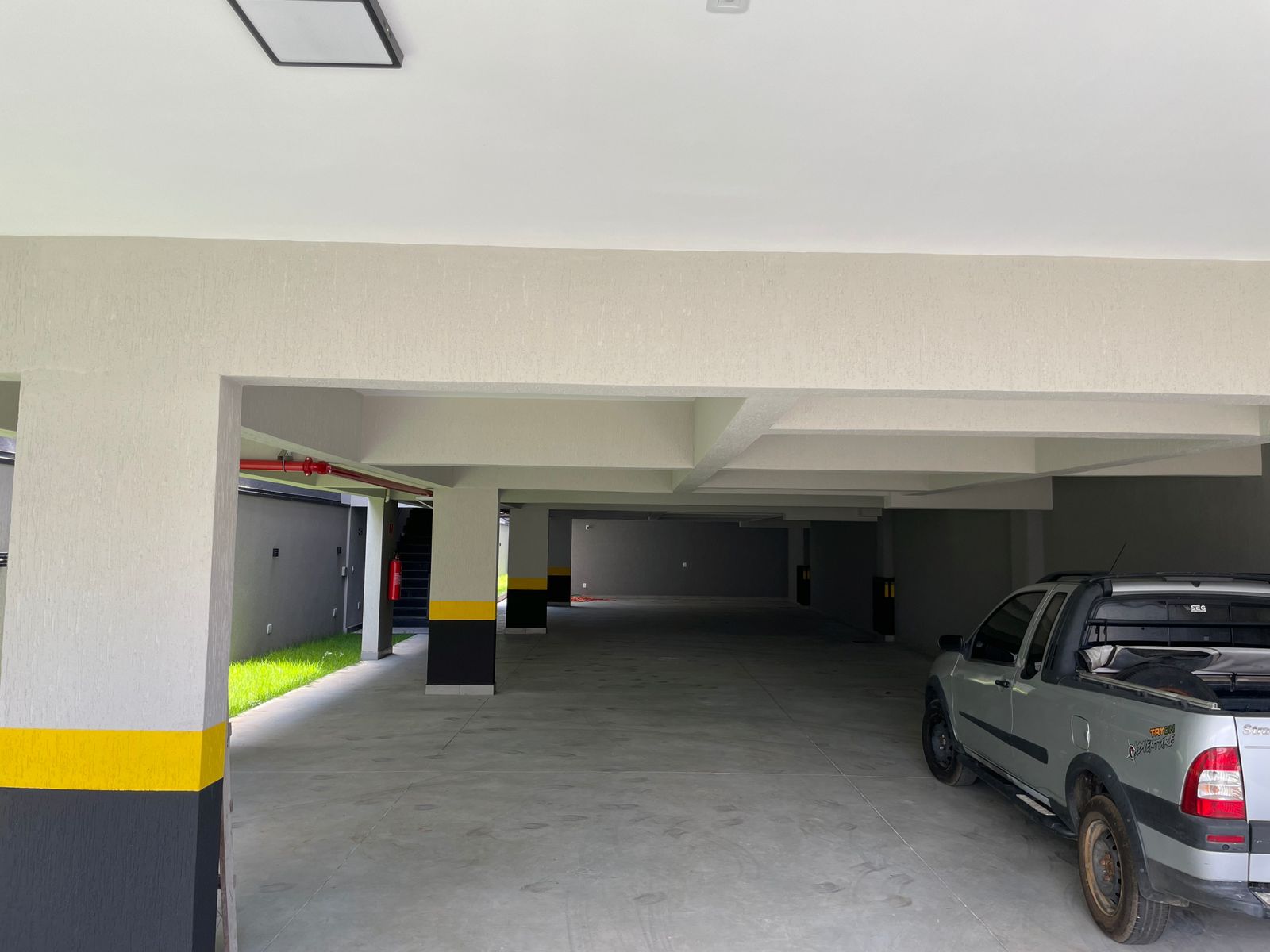 Garagem coberta com sinalização